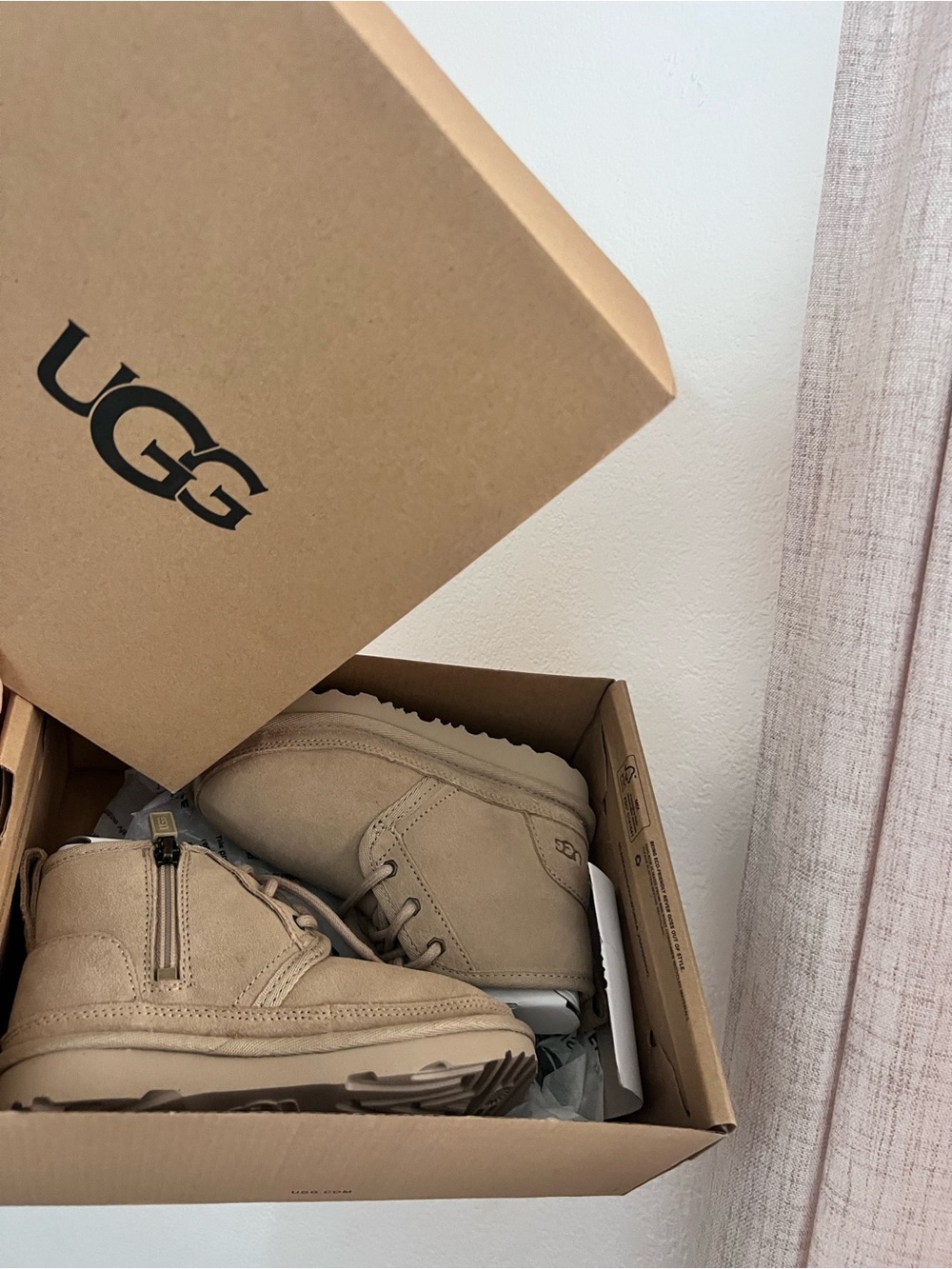 UGG - Picture 2 of 6